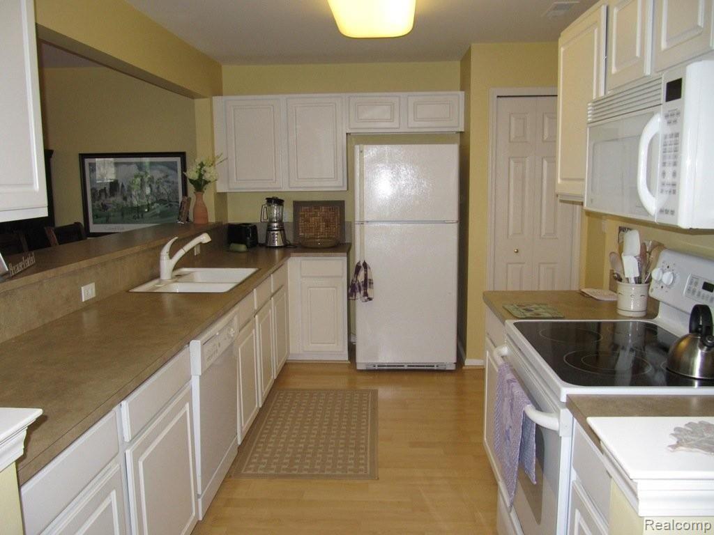 1934 Flagstone Circle, Unit 92 Rochester, MI 48307 - Photo 10 of 23 Kitchen.