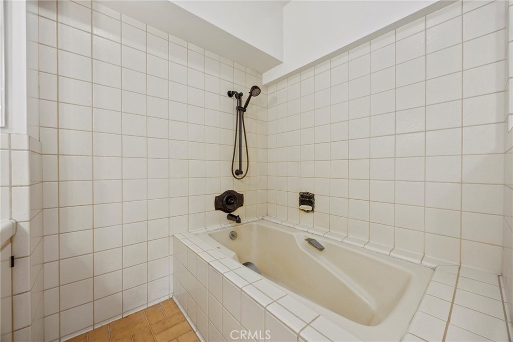 240 South Real Road Bakersfield, CA 93309 - Photo 18 of 35 a bathroom with a bathtub