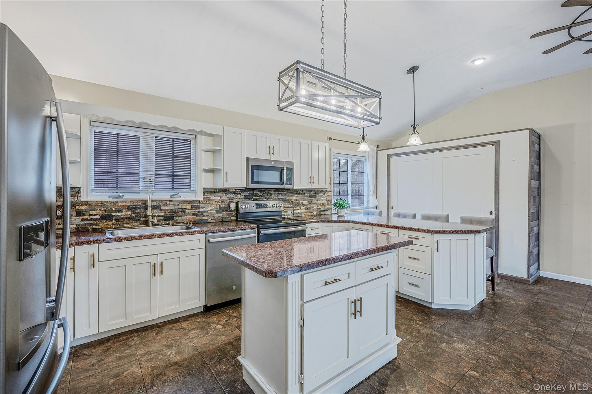 43 Madeline Road Ridge, NY 11961 - Photo 4 of 45