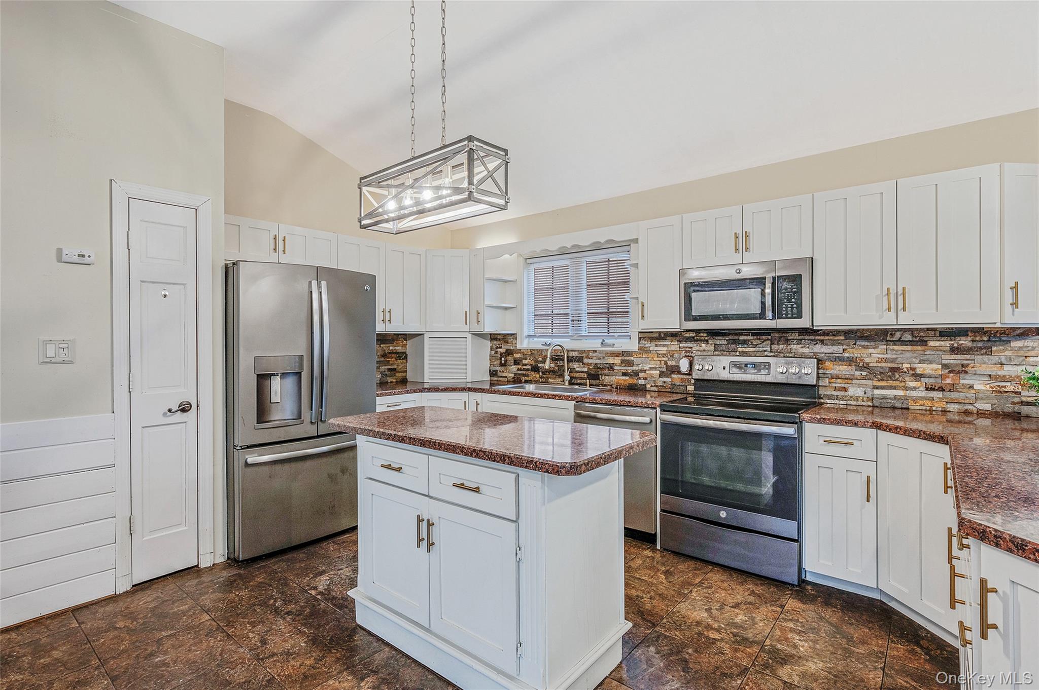 43 Madeline Road Ridge, NY 11961 - Photo 6 of 45