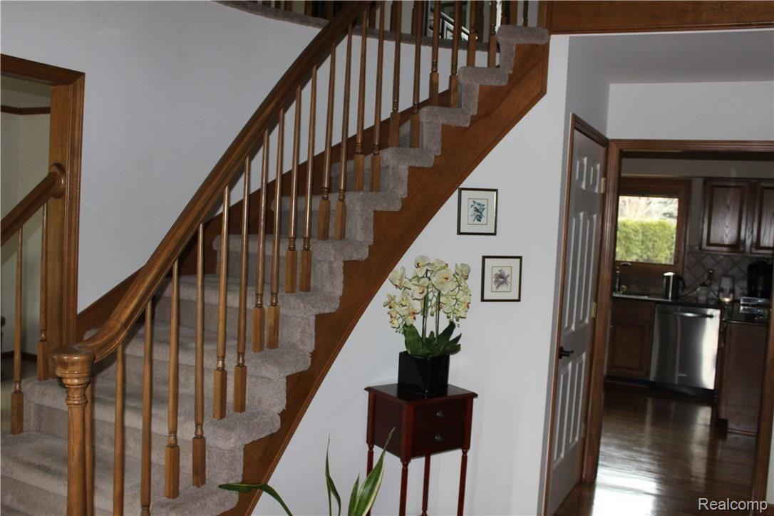 1099 Grandview Drive Rochester, MI 48306 - Photo 29 of 33 Foyer