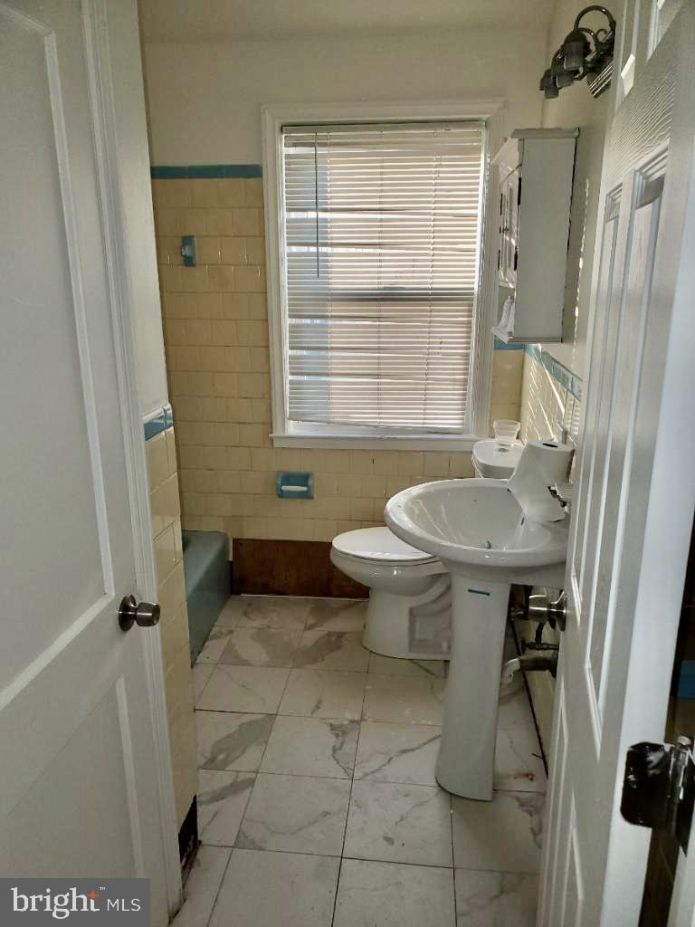 6210 Falkirk Road Baltimore, MD 21239 - Photo 19 of 22 Full bath on upper level