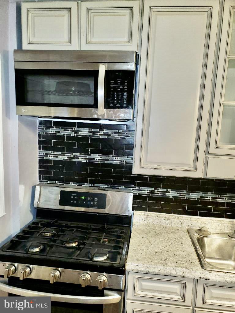 6210 Falkirk Road Baltimore, MD 21239 - Photo 5 of 22 Great stove and built-in microwave