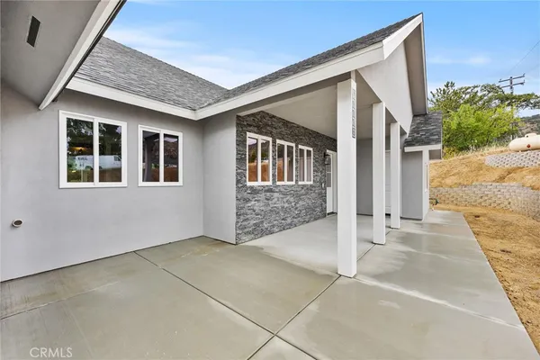 a view of a house with a backyard
