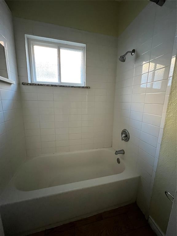 200 East 12th Street Dallas, TX 75203 - Photo 12 of 14 a bathroom with a bathtub