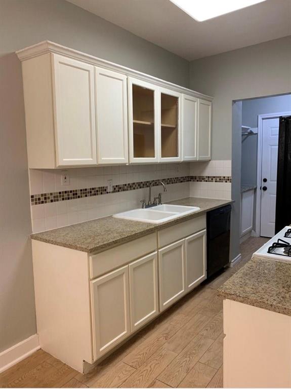 200 East 12th Street Dallas, TX 75203 - Photo 3 of 14 a bathroom with a granite countertop sink and a mirror