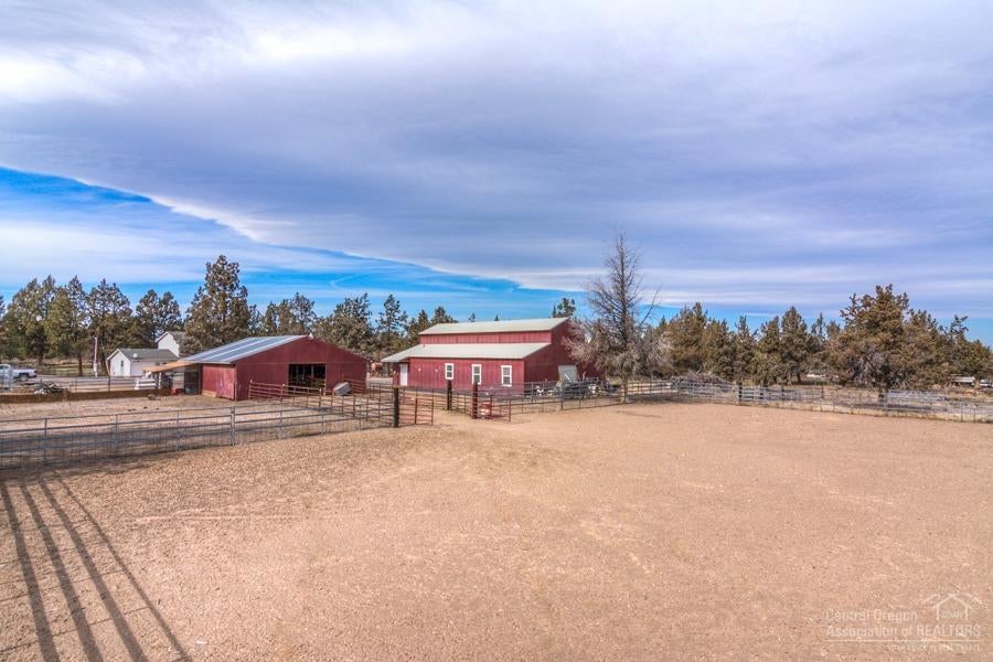 64050 Deschutes Market Road Bend, OR 97701 - Photo 25 of 25 Riding arena