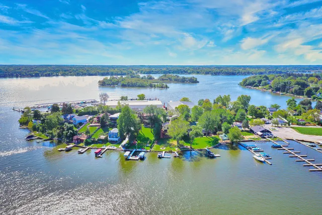 $725,000 | 520 Bald Knob Road, Johnsburg, IL 60051