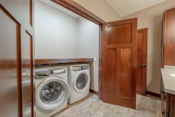 $2,000,000 | 7598 Driftless Rdg Way, Verona, WI 53593