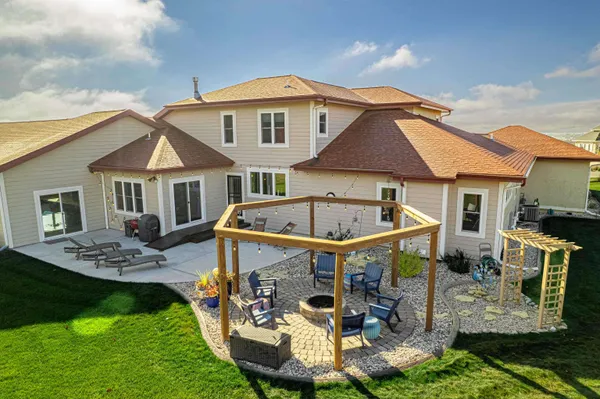 $2,000,000 | 7598 Driftless Rdg Way, Verona, WI 53593