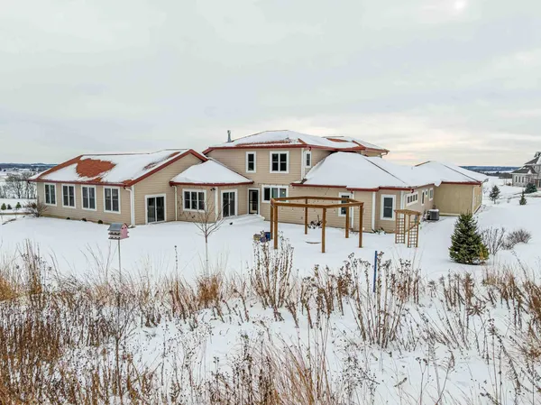 $2,000,000 | 7598 Driftless Rdg Way, Verona, WI 53593