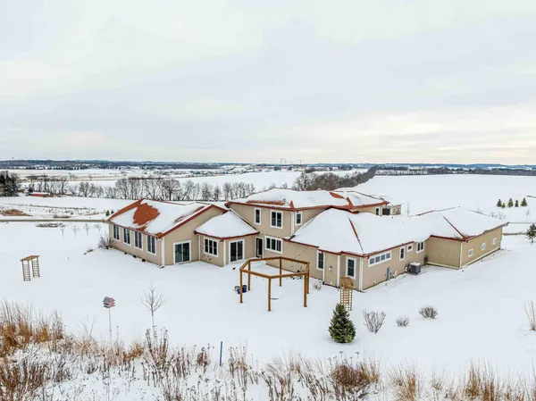 $2,000,000 | 7598 Driftless Rdg Way, Verona, WI 53593