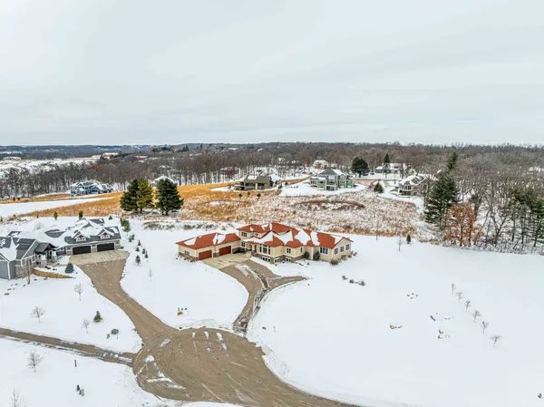 $2,000,000 | 7598 Driftless Rdg Way, Verona, WI 53593