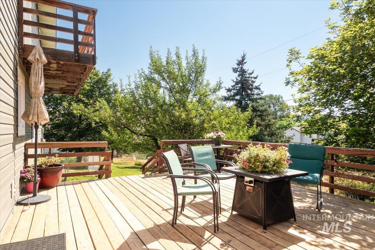 1401 Chokecherry Drive Pocatello, ID 83204 - Photo 36 of 46 Spacious wood deck with perimeter railing