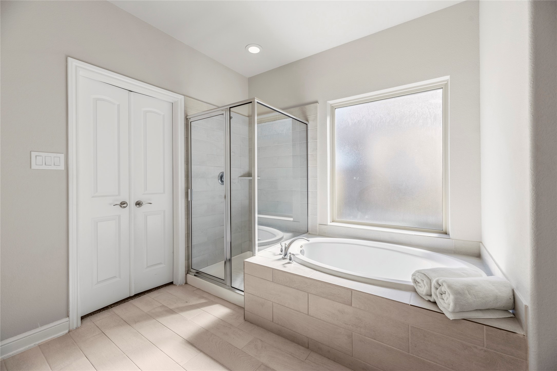 3319 Learning Tree Lane Rosenberg, TX 77471 - Photo 12 of 44 Every primary bedroom needs an en suite with class and sophistication! Delivering ample quantities of both, this spa-like sanctuary is well-equipped for the most glamourous of self-care routines.