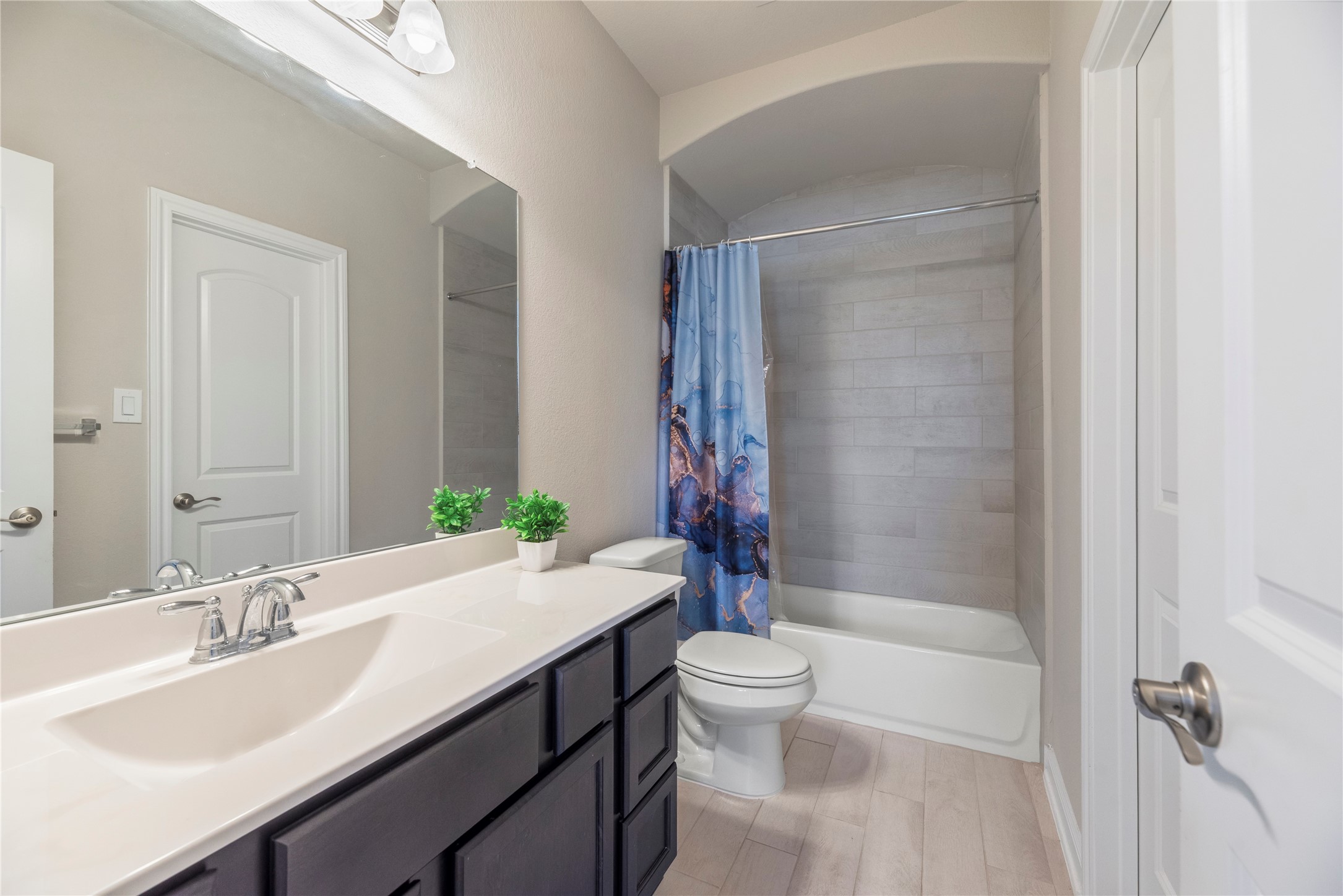 3319 Learning Tree Lane Rosenberg, TX 77471 - Photo 17 of 44 Full guest bathroom conveniently located on the first floor.