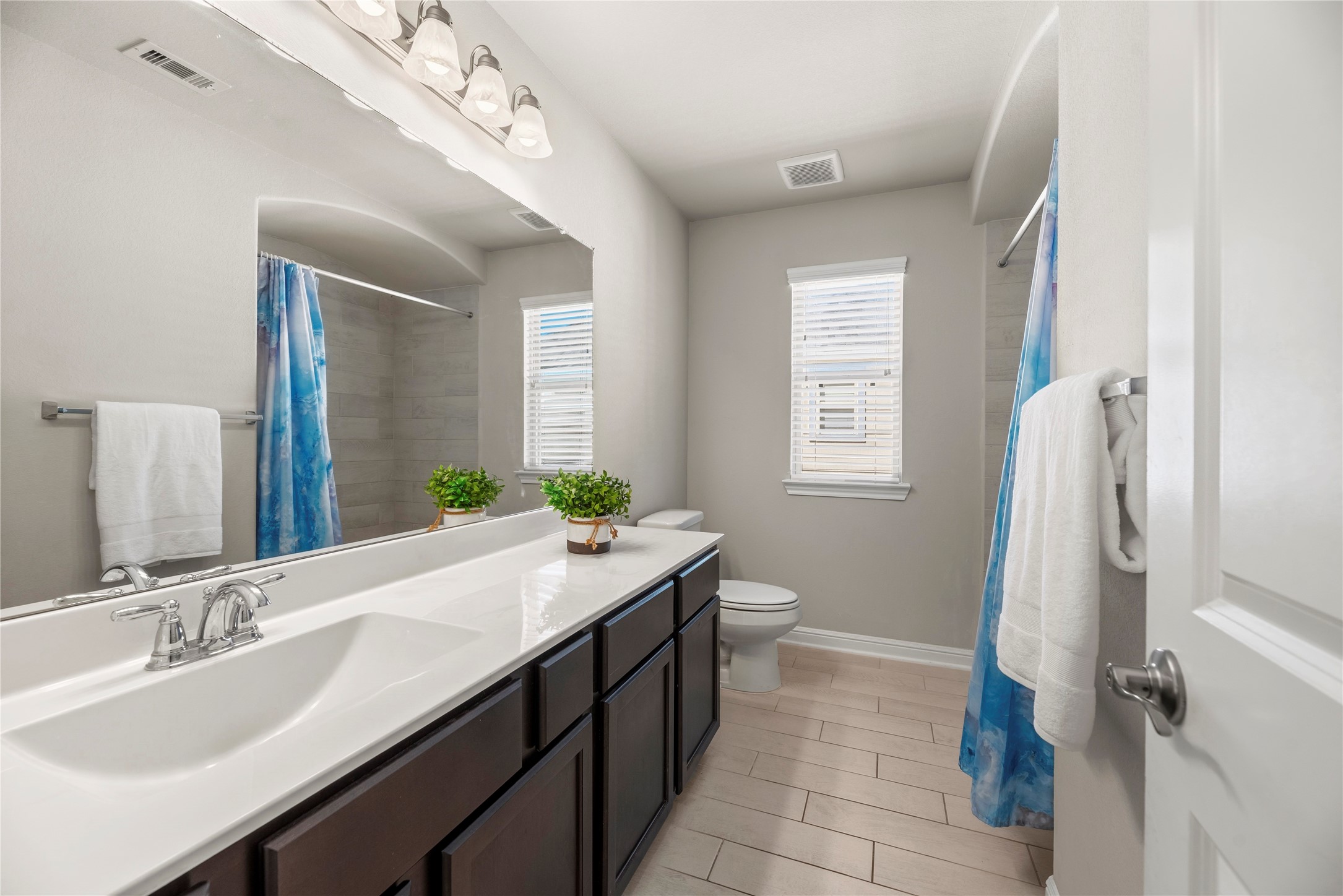 3319 Learning Tree Lane Rosenberg, TX 77471 - Photo 31 of 44 With 4.5 bathrooms, this home makes morning and evening routines a non-issue. Everyone has a space to groom and get ready for the busy day ahead.