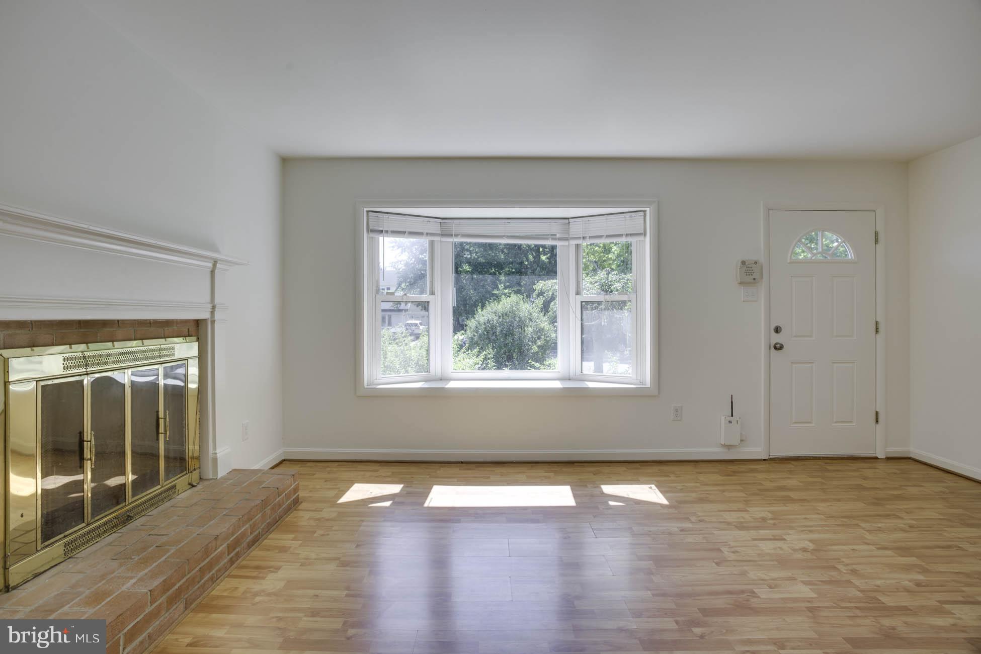 4006 Lees Corner Road Chantilly, VA 20151 - Photo 3 of 30 Living Room