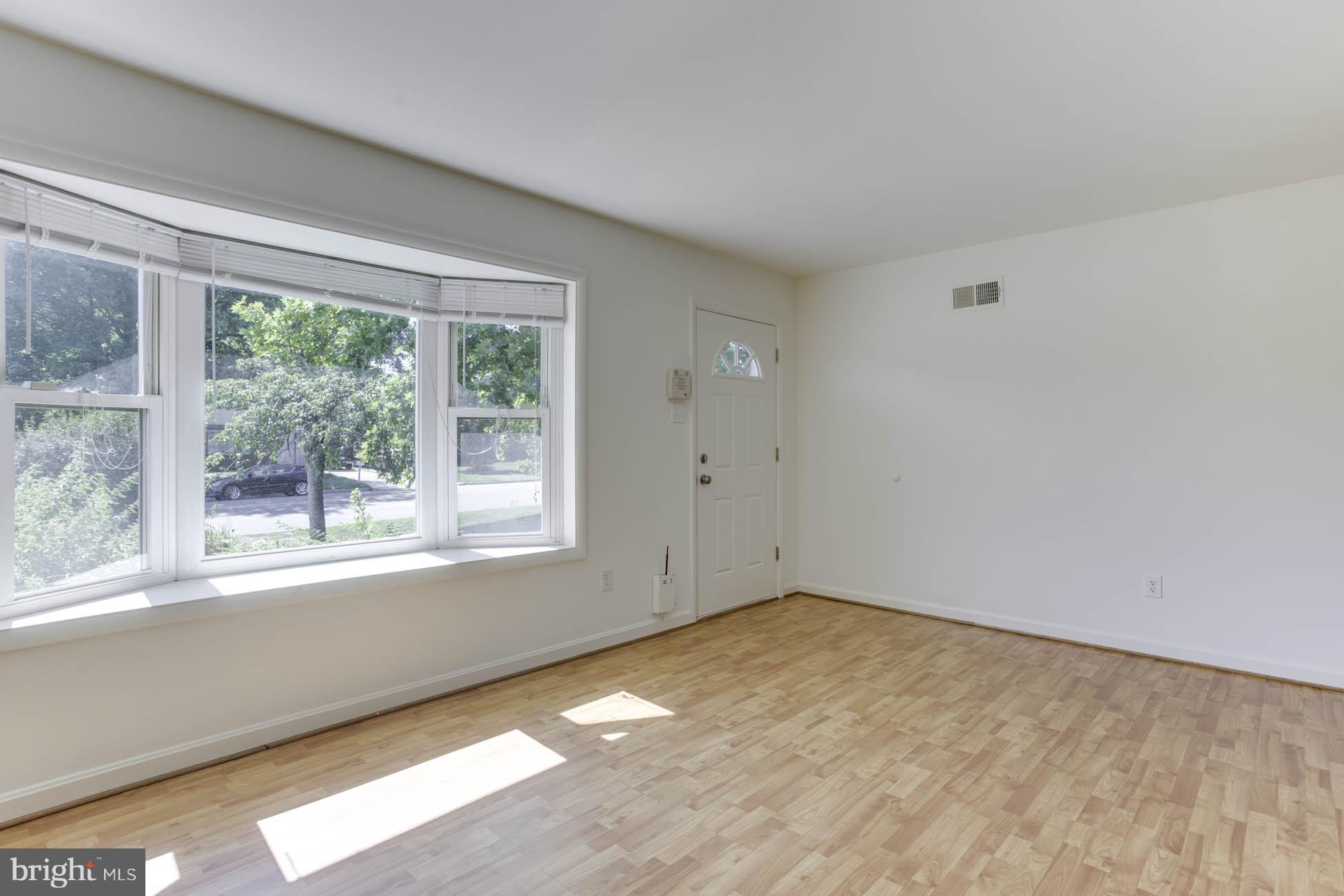 4006 Lees Corner Road Chantilly, VA 20151 - Photo 4 of 30 Living Room