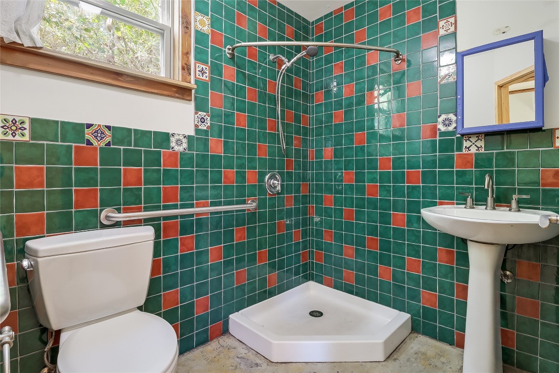 1706 Maple Avenue Austin, TX 78702 - Photo 28 of 30 a bathroom with a sink toilet and shower