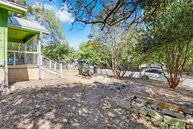 a view of a backyard