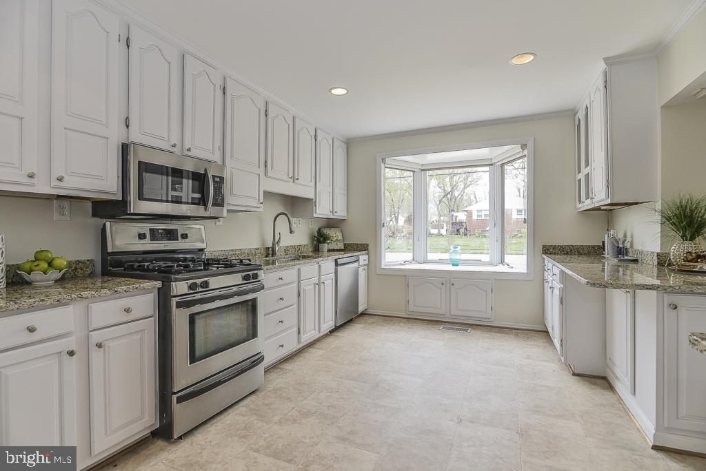 5620 Inverchapel Road Springfield, VA 22151 - Photo 12 of 41 Gleaming granite counters & new vinyl flooring