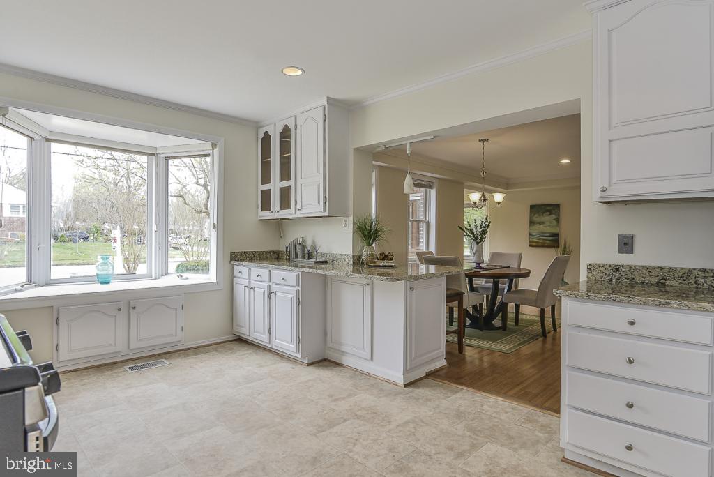 5620 Inverchapel Road Springfield, VA 22151 - Photo 13 of 41 Large bay window