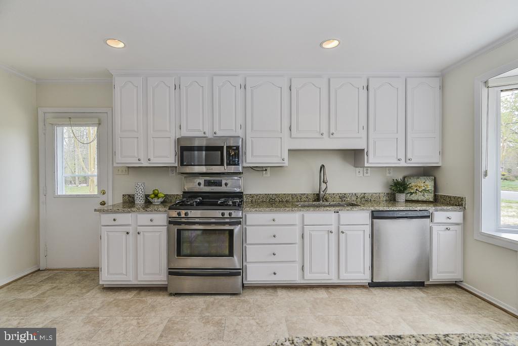 5620 Inverchapel Road Springfield, VA 22151 - Photo 14 of 41 Stainless steel appliances!