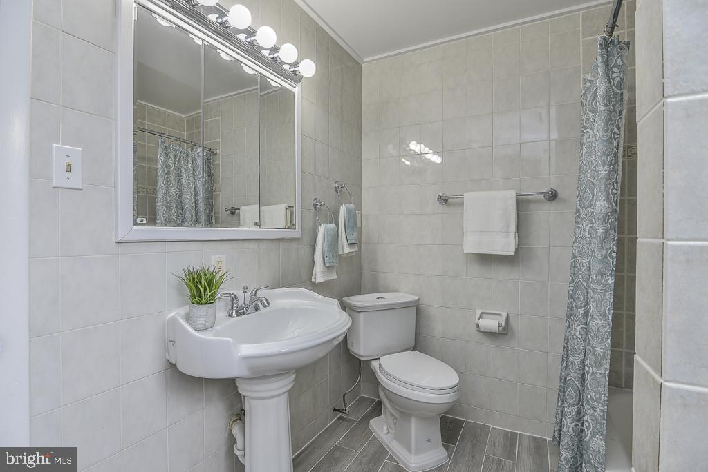 5620 Inverchapel Road Springfield, VA 22151 - Photo 17 of 41 Newly updated full bath on main level
