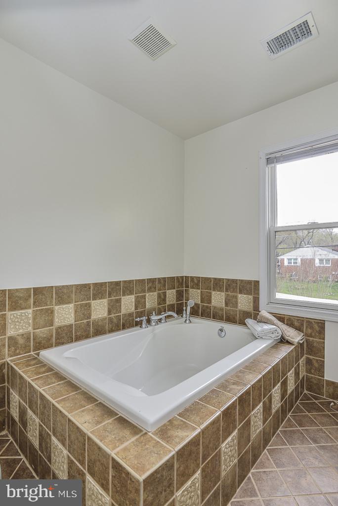 5620 Inverchapel Road Springfield, VA 22151 - Photo 27 of 41 Large soaking tub in master bath