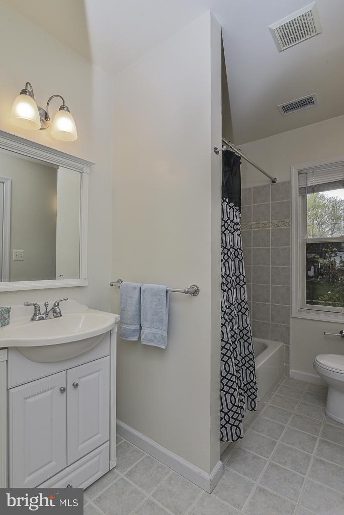 5620 Inverchapel Road Springfield, VA 22151 - Photo 29 of 41 Dedicated bath for guest bedroom
