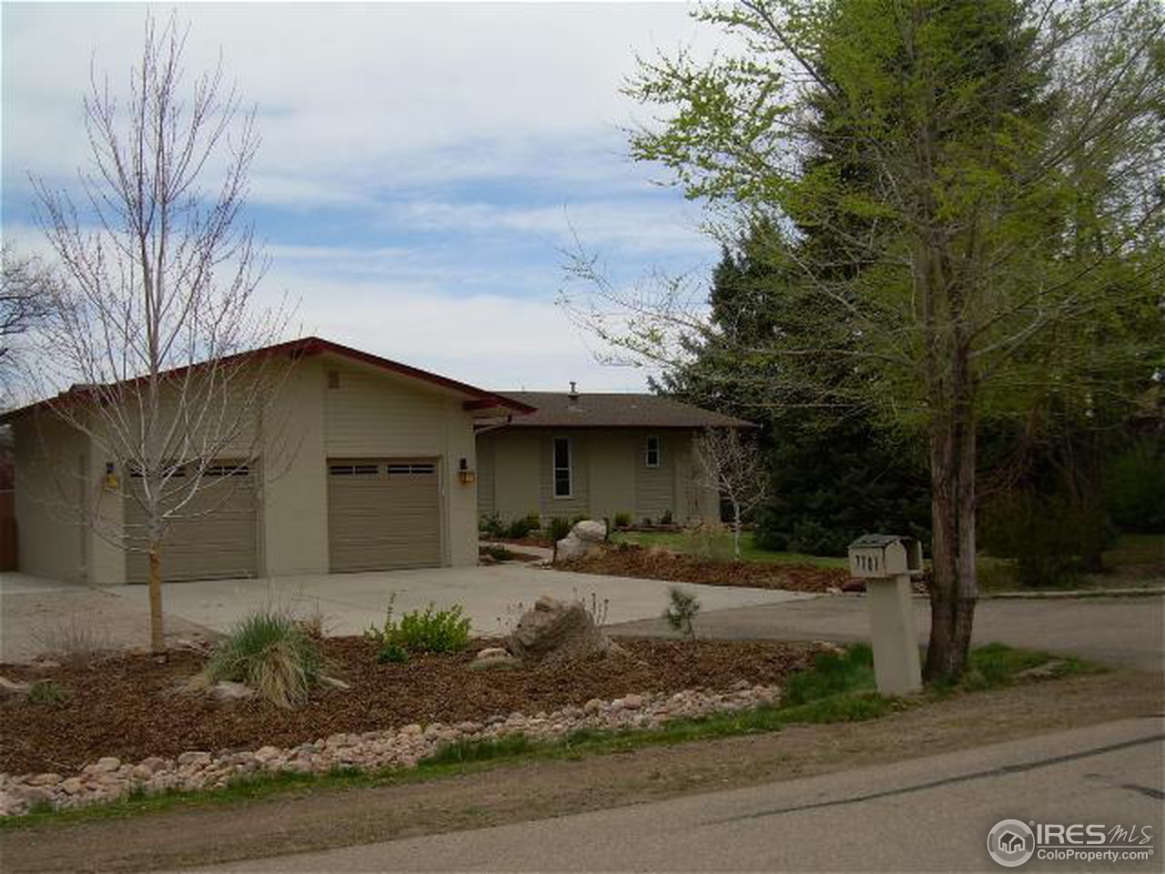 7701 O Connor Road Boulder, CO 80303 - Photo 1 of 18 a front view of a house with garden