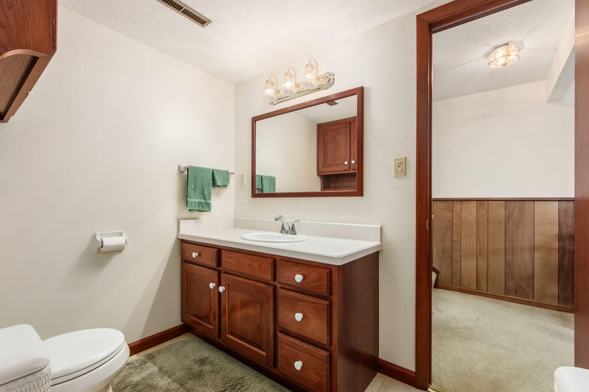 4811 Manitoba Road Columbus, OH 43229 - Photo 26 of 35 Full Bathroom