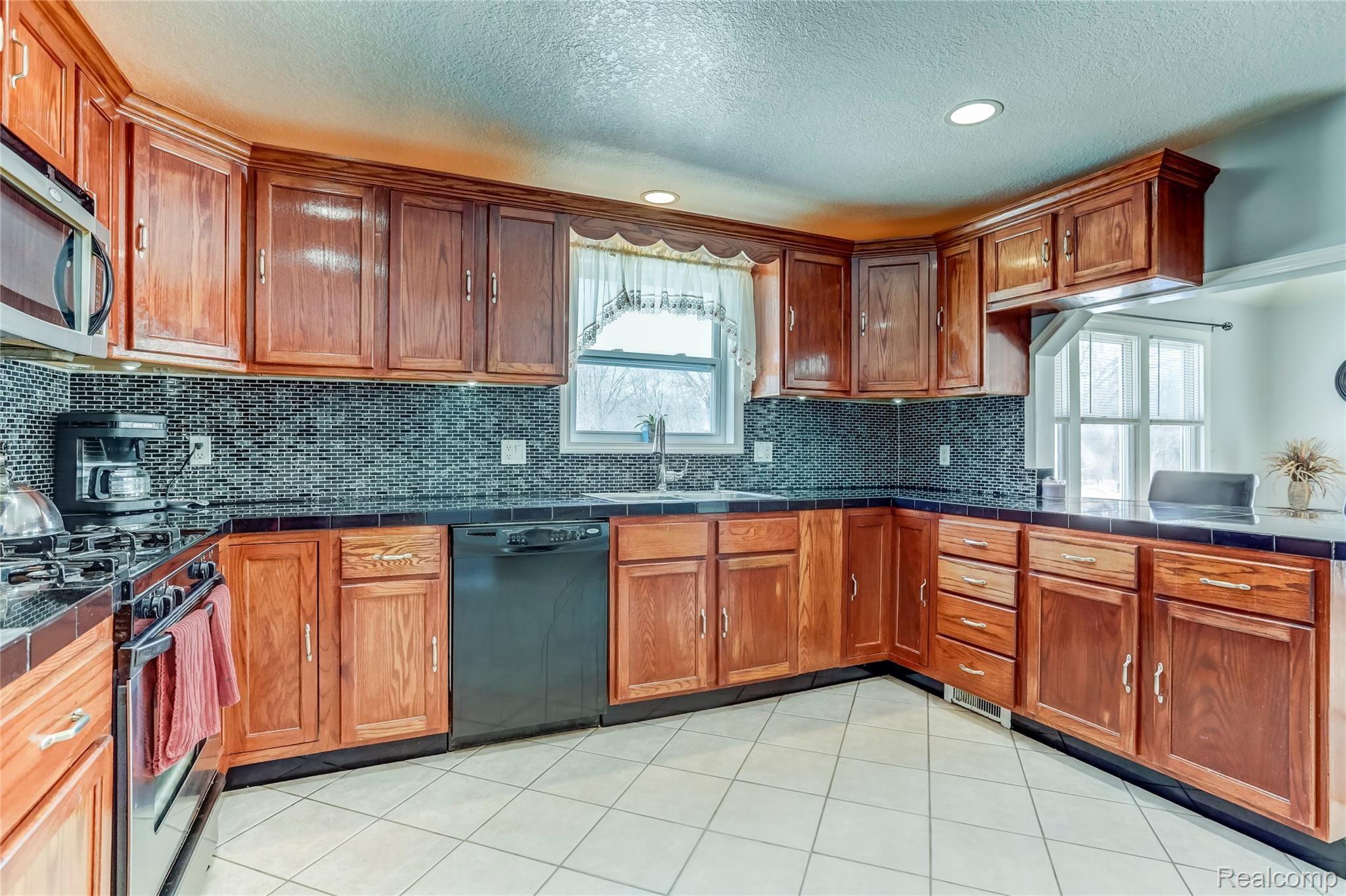 2191 Tinsman Road Fenton, MI 48430 - Photo 5 of 27 2191 Tinsman Rd, Fenton, MI-16-FULL.jpg
