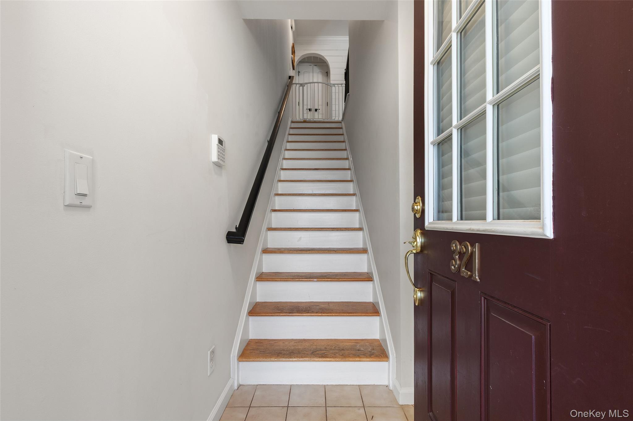 321 Northview Court Peekskill, NY 10566 - Photo 4 of 32