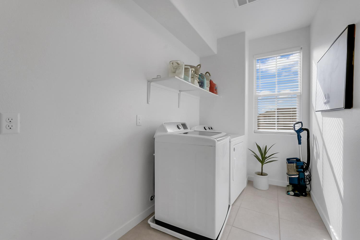 5518 Julia Avenue Keyes, CA 95328 - Photo 15 of 22 a utility room with dryer and washer