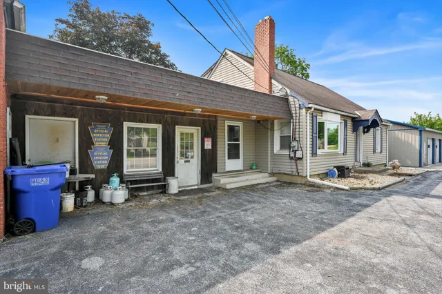 a view of a house with backyard and porch
