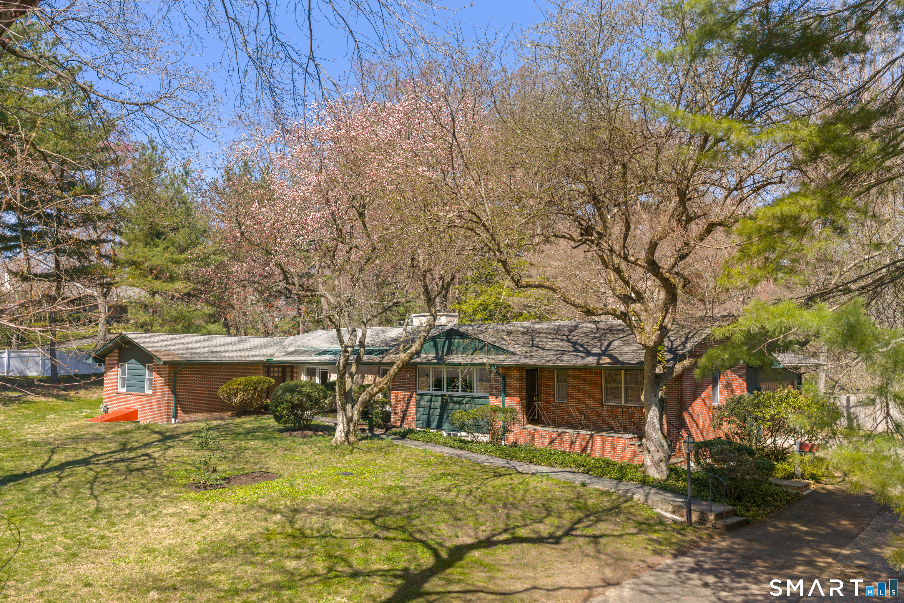 a view of a house with a yard