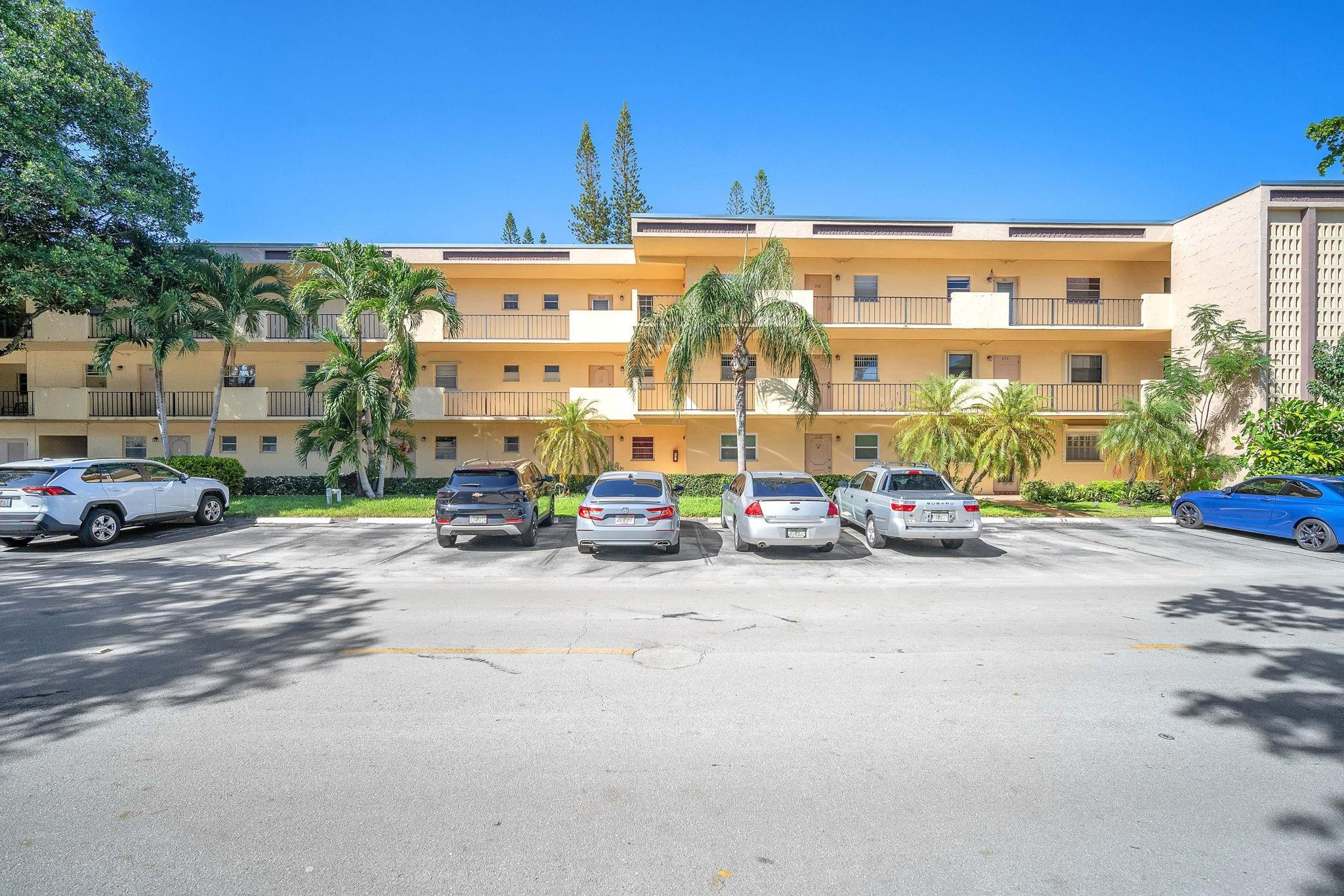 151 Berkley Road, Unit 110 Hollywood, FL 33024 - Photo 2 of 27 Photo 2