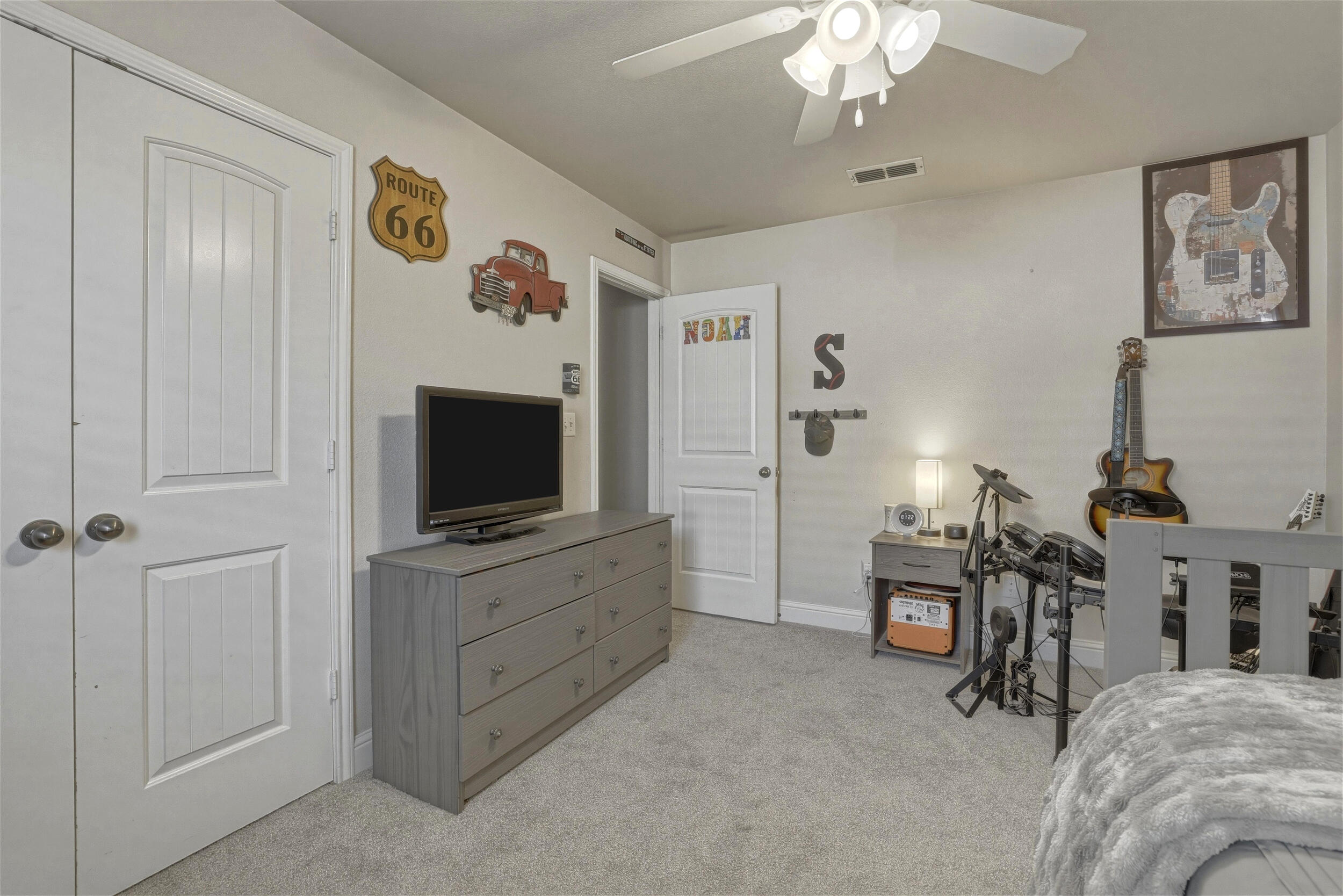 8808 Rochester Avenue Lubbock, TX 79424 - Photo 18 of 27 a living room with furniture and a flat screen tv