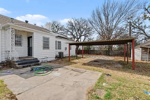 a view of a house with backyard and sitting area