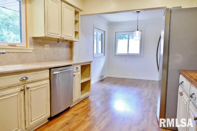 411 West Stonegate Road Peoria, IL 61614 - Photo 8 of 27 Gallery Image 8