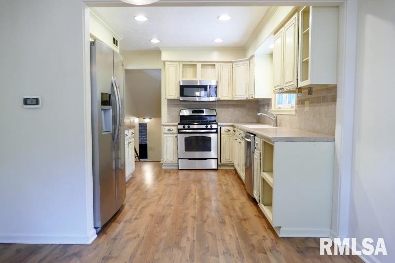 411 West Stonegate Road Peoria, IL 61614 - Photo 10 of 27 Gallery Image 10