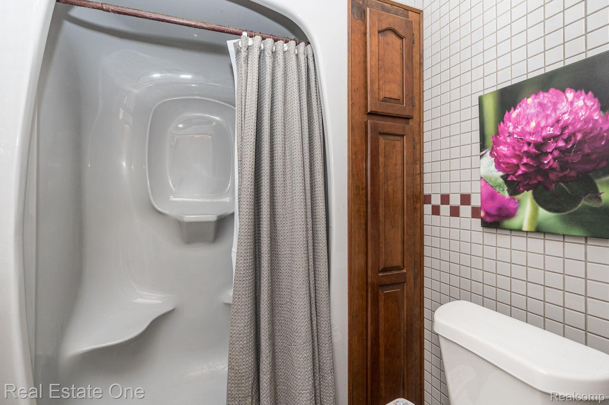 2466 Frankson Avenue Rochester, MI 48307 - Photo 13 of 48 Primary Bath