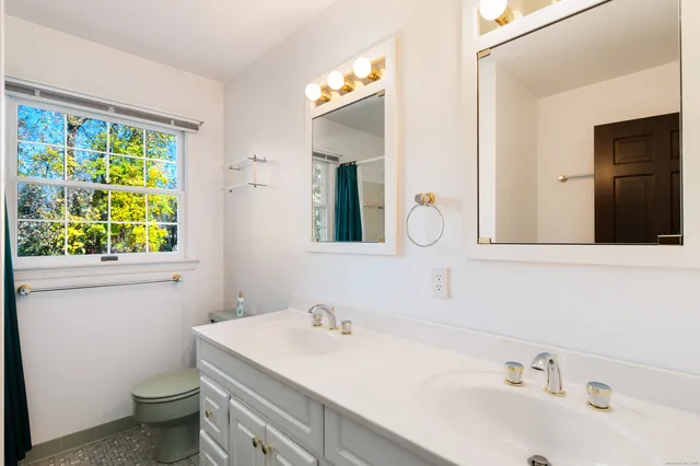 $1,000,000 | 136 Knobloch Lane, Stamford, CT 06902