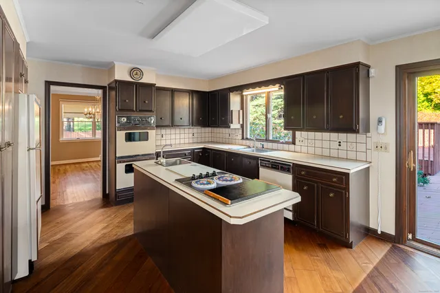 $1,000,000 | 136 Knobloch Lane, Stamford, CT 06902