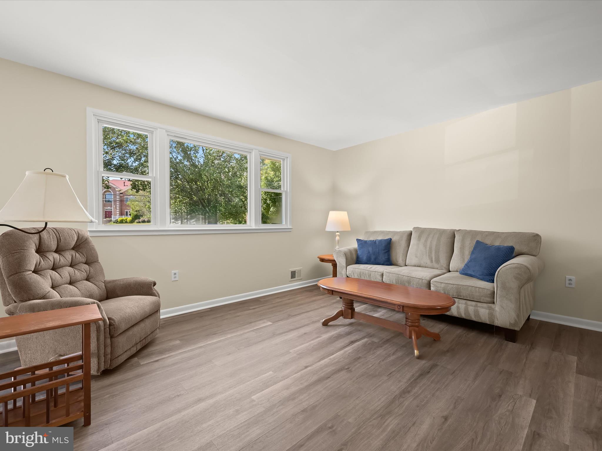 15225 Barnesville Road Boyds, MD 20841 - Photo 2 of 44 Living Room