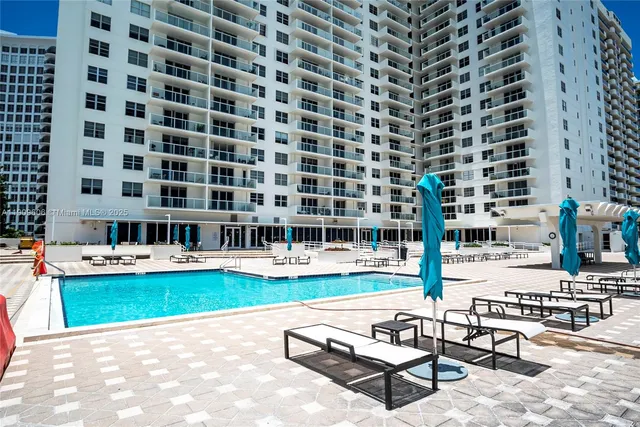 $2,950 | 5701 Collins Avenue, Unit 417, Miami Beach, FL 33140
