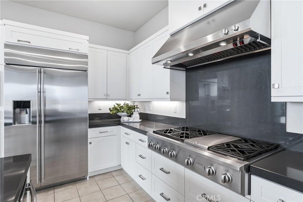 182 Scale Irvine, CA 92618 - Photo 19 of 61 Stainless pro appliances six burners, the open layout puts the cook at the center of the party.