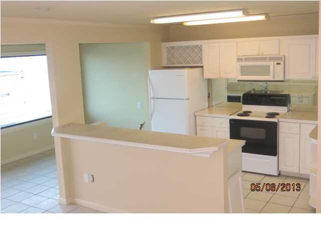 72 Breakers Lane, Unit 72 Ridgeland, MS 39157 - Photo 9 of 17 Kitchen bar